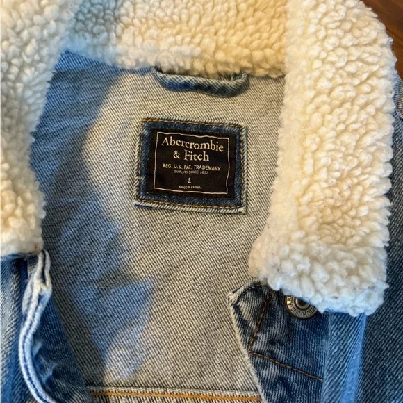 Abercrombie & Fitch Light Blue Denim Jacket with Cream Sherpa Collar - Picture 4 of 4